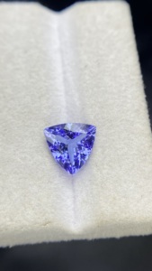 Pierre précieuse naturelle certifiée Tanzanite naturelle taille triligne 8 MM avec une couleur et un lustre excellents Zoisite naturelle 1,65 carat - Product Image 6