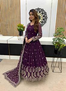 Ensemble Anarkali traditionnel pour femme, violet, avec dupatta brodé or, coupe ample, longueur ras du sol, style indien pakistanais - Product Image 2
