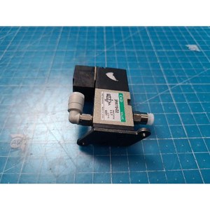 Válvula Solenoide de 3 Puertos CKD 3PA110-D2, Usada, Piezas de Equipos Legacy Semiconductor - Product Image 4