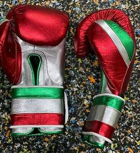 Guantes de Boxeo Profesionales Hechos a Medida de Cuero Vacuno Genuino en Tono Verde Perla Metálico Rojo, con Cierre de Cordones - Product Image 6