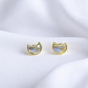 Boucles d'oreilles clous en labradorite naturelle, forme croissant de lune, 6x8mm |   Boucles d'oreilles en argent sterling 925 plaqué or avec pierres précieuses serties en clos, vente en gros - Product Image 4