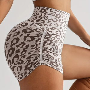 Short de sport léger et moulant pour femme, imprimé tissu Léopard des neiges, avec effet froncé pour la mobilité des jambes - Product Image 3