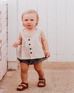 Vêtements en coton brut pour enfants, joli haut unisexe sans manches, avec boutons avant, en couleur Beige - Product Image 1
