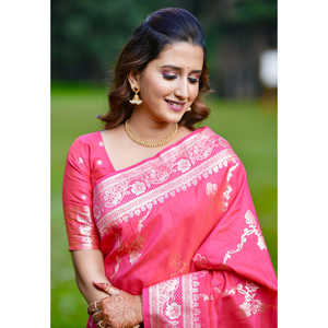 ผ้าส่าหรีสีชมพูแบบทอ Banarasi Jaal ผ้าไหมเนื้อนุ่ม แต่งด้วยดิ้นทอง งานฝีมืออินเดียและปากีสถาน โดย Elite Weaves - Product Image 2