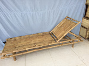 Tumbonas contemporáneas de bambú de color blanco con colchón de algodón para uso en hoteles, playa y exteriores. Tumbonas plegables de bambú. - Product Image 3