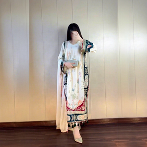 Ensemble Kurta en soie brodée traditionnelle pour femmes avec dupatta, coupe ample, style indien pakistanais, pour les occasions festives - Product Image 1