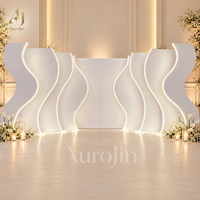 Mur de fond de scène LED personnalisé en forme d'aile ondulée, avec bordure en miroir doré en PVC et panneau acrylique, pour la décoration d'événements hôteliers et de fêtes