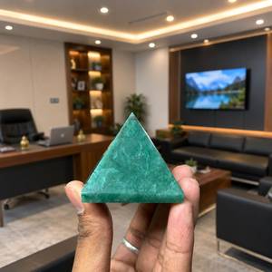 Figurine en pierre précieuse naturelle verte en forme de pyramide, pierre polie, ornement pour la méditation, le Reiki, le Feng Shui, la décoration de la maison - Product Image 1
