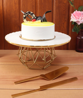 Hoogwaardige witte marmeren en messing taartplateau met trendy design, herbruikbaar, aanpasbare maat voor bruiloft, feest en dessertpresentatie