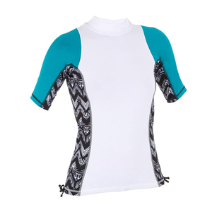 เสื้อแรชการ์ดแขนสั้นสำหรับเด็กผู้หญิง สีขาว-เขียวอมฟ้า ลายชนเผ่า ป้องกันรังสียูวี เสื้อว่ายน้ำ ผ้ายืดสแปนเด็กซ์ โพลีเอสเตอร์ สีตัดต่อ ป้องกันแสงแดด - Product Image 1