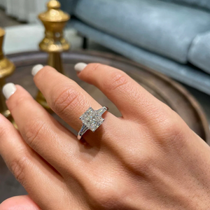 Bague à trois pierres en diamant de laboratoire 4 carats, taille baguette radiant, or 14 carats, clarté VS, couleur EF, certifiée IGI, plaquée rhodium - Product Image 2