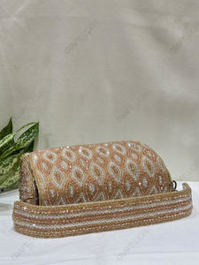 กระเป๋าสะพายไหล่ทรงแข็งแบบมีฝาปิดประดับลายเรขาคณิตสีพีชแชมเปญ - Product Image 3