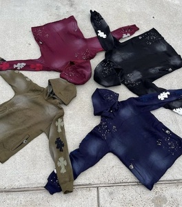 Sudadera con capucha para hombre, estilo urbano, con estampado de cruz y efecto desgastado. - Product Image 1
