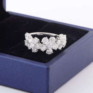 Bague en argent 925 avec moissanite, cadeau de fiançailles et de mariage, plaqué rhodium, sertissage pavé, design unique en forme de fleur, bijoux fins pour femmes - Product Image 5