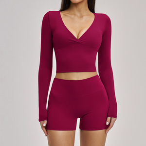 Ensemble de yoga pour femmes à manches longues et col en V, 2 pièces, short taille haute, spandex/nylon, respirant, léger, anti-transpiration, séchage rapide - Product Image 1
