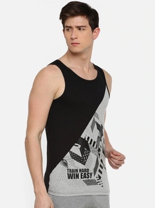 Camiseta sin mangas para hombre, gris y negra, con estampado, cuello redondo, informal, transpirable, de poliéster tejido, para deporte. - Product Image 3