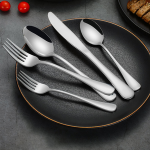 Elegante Juego de Cubiertos Clásico de Acero Inoxidable Plateado con Acabado Espejado, Cuchara, Tenedor y Cuchillo Metálicos Sostenibles al Mejor Precio - Product Image 1