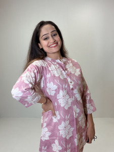 Elegante Conjunto Coordinado para Mujer con Estampado Floral Rosa Polvoriento, Top de Manga Tres Cuartos y Pantalones Rectos a Juego - Product Image 6