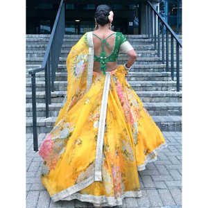 Lehenga choli ชุดแต่งงานผ้าโปร่งพิมพ์ลายดอกไม้สีเหลือง - Product Image 3