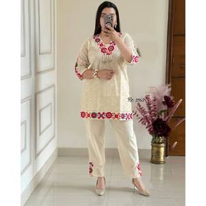 Conjunto de Dos Piezas para Mujer de Diseñador, Top y Pantalón con Bordado - Product Image 4