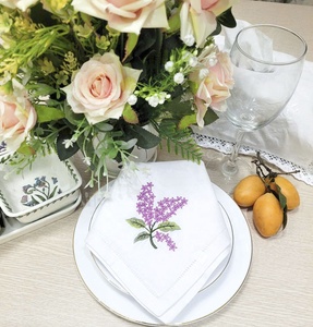 Serviettes en tissu personnalisées en gros, broderie fleur de lavande, serviettes de table en coton, serviettes de table à ourlet festonné, durables pour la maison, les mariages et les événements - Product Image 5