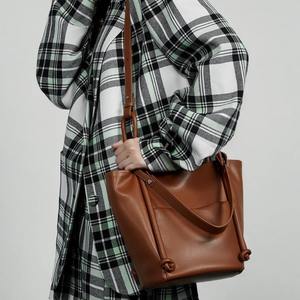 Bolso de Hombro de Cuero Genuino Premium para Mujer, Elegante Bolso Tote Marrón con Correa Ajustable, Cierre de Cremallera Plegable y Estiloso - Product Image 3