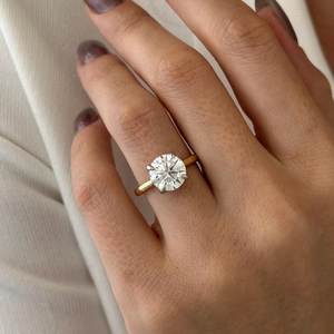 Anillo de Compromiso con Diamante Redondo de 3 Quilates E VVS2, Halo Oculto, Corte Tulipán, Oro Amarillo de 14K, Puntas de Platino de Dos Tonos, Certificado IGI - Product Image 4