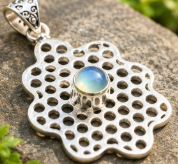 Colgante de Plata Alemana Hecho a Mano con Engaste de Bisel Estilo Vintage, Calidad AAA, Gema de Calcedonia Natural Dorada para Mujer, Ideal para Fiestas y Eventos - Product Image 5