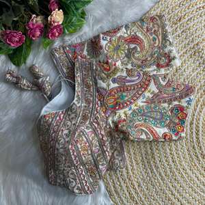 Chemisier en soie à col cœur richement orné |   Chemise de soirée brodée à manches courtes, rembourrée, de créateur |   Style Latkan à dos ouvert - Product Image 5