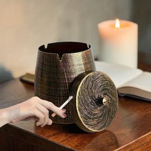 Cendrier en métal coupe-vent avec couvercle, design sans fumée pour une utilisation en intérieur et en extérieur - Product Image 5