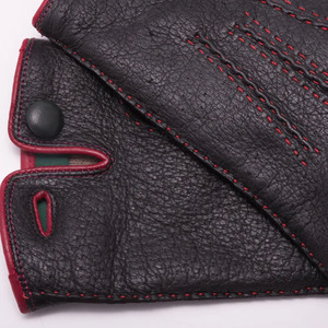 Gants d'hiver noirs en cuir véritable pour femmes, texture granulée, gants d'hiver à doigts entiers avec doublure en tricot et coutures rouges et bouton-pression - Product Image 4