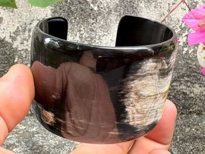 Brazalete de Cuerno Tribal, Regalo Cristiano, Joyería Moderna para Mujer, Diseño Animal Hecho a Mano, Ecológico, de Cuerno de Vaca Pulido - Product Image 3