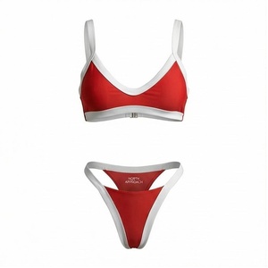Ensemble de bikini rouge North Aposach avec bordure contrastée blanche, haut triangle à col en V profond et bas string, maillot de bain pour femme - Product Image 1