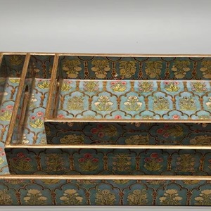 Plateau décoratif à motif abstrait rond avec bordure dorée, design moderne, finition métallique, poignée pour la décoration de la maison - Product Image 2