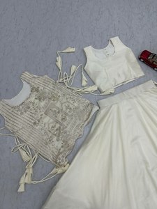 Réservez dès maintenant le meilleur lehenga choli en tissu de soie Vichitra pur, nouveau design coloré, sans manches, avec motif, disponible en 2 couleurs. - Product Image 3