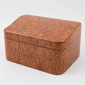 Estuche de Cigarros de Madera con Acabado Natural de Lujo, Diseñado para un Atractivo Clásico, con Construcción Duradera y Textura de Superficie Suave - Product Image 1