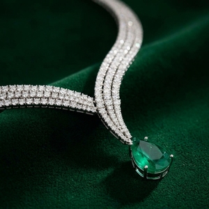 Collier en or pour femme, design de luxe et tendance, avec diamants de laboratoire taille poire et ronds, pureté VVS VS EF, idéal pour les soirées - Product Image 6