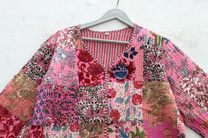 Chaqueta Bomber Acolchada Floral Hecha a Mano de Algodón Kantha para Mujer, Chaqueta Corta Reversible para Invierno y Verano, Estilo Indio - Product Image 2