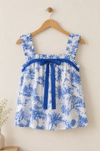 Ensemble décontracté d'été en coton doux et respirant à imprimé toile bleue avec col à volants, comprenant un débardeur et un short confortable - Product Image 4
