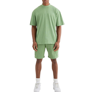Conjunto de camiseta y pantalones cortos de verano para hombre, de talla grande, de alta calidad, con hombros caídos, estilo formal, con logo personalizado. - Product Image 3