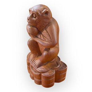 La estatua de mono intrincadamente tallada, hecha de madera de Huong, es para exhibición. - Product Image 6