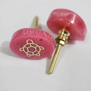 Perillas de gabinete de resina fucsia hechas a mano con acentos de tortuga metálica, manijas y perillas modernas para decoración del hogar - Product Image 1