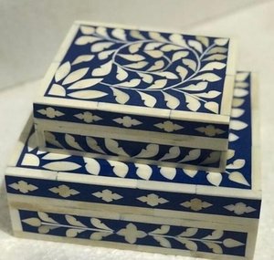 Boîte en bois personnalisée avec incrustation florale, bleue et blanche, pour rangement décoratif, idéale pour organiser les cadeaux de mariage - Product Image 1