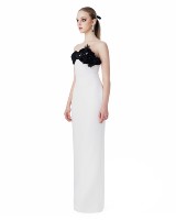 Robe de soirée longue drapée sans bretelles ONYX BLOSSOM avec fleurs - Couture de luxe du Vietnam