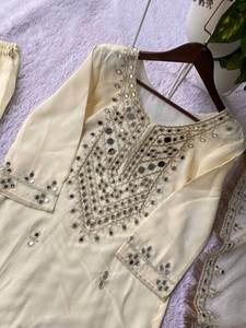 Conjunto de salwar kameez moderno y a la moda, hecho con tela 100% Georgette y adornos de espejo, con un kameez de excelente ajuste, a precio de mayorista. - Product Image 6