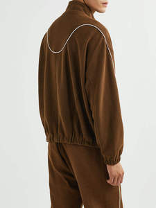 Le survêtement pour homme allie un style sportif à une tenue confortable, offrant une option de vêtement facile à porter pour l'exercice et le jogging. - Product Image 5
