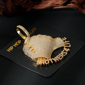 Colgante de fútbol americano chapado en oro con moissanita, con letras de nombre personalizadas y micro pavé, para hombre, estilo rapero, con incrustaciones de circonitas. - Product Image 1
