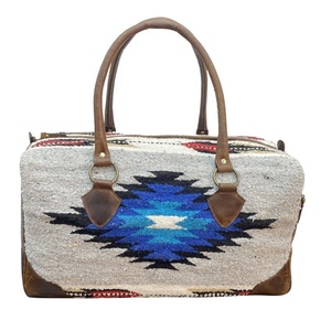 Grand sac de sport de voyage imperméable Weekender au design occidental avec doublure en cuir véritable en polyester fabriqué en Inde - Product Image 4