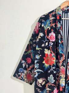 Kimono de terciopelo hecho a mano con estampado floral negro, estilo bohemio. - Product Image 3