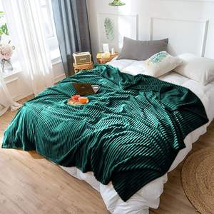 Manta de Felpa Verde Oscuro, Cálida y Acogedora para Sofá, Cama, Sala de Estar, Suave Manta Decorativa para el Hogar - Product Image 1